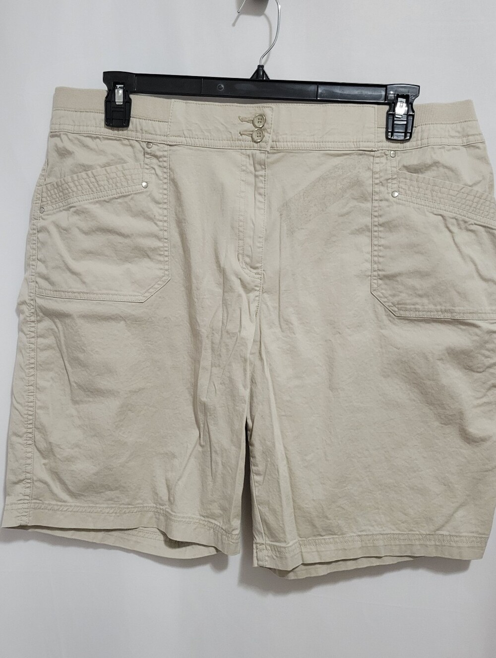 Karen Scott Light Beige Bermuda Shorts. No tag, measurements in description.